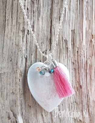 Bohostyle ketting met zilverkleurig hart en kraaltjes